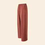 Pantalón de jogging de corte wide leg, color marrón, con cintura elástica y cordón ajustable. Presenta bolsillos laterales y un diseño holgado.