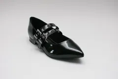 Chatitas rojas de charol con punta fina y dos tiras sobre el empeine con ojales metálicos y hebillas doradas.