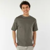 Remera verde de algodón con cuello redondo y corte recto.