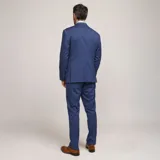 Traje de tres piezas Fellini S6, color beige, compuesto por saco de solapa muesca, chaleco con botones y pantalón de corte recto.