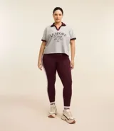 Remera gris de algodón con cuello polo y mangas cortas con ribete bordó. Estampa frontal con texto "Le Sport Paris".