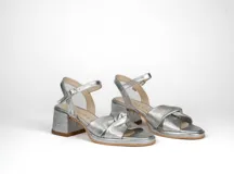 Sandalias de cuero color dorado, con plataforma y taco cuadrado. Presentan tiras cruzadas en el empeine y pulsera al tobillo con hebilla.