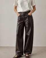Pantalón wide leg de tiro alto confeccionado en cuero vacuno con textura croco, de pierna extra ancha y bolsillos delanteros y traseros.
