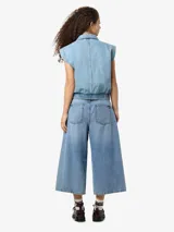 Chaleco denim sin mangas estilo bomber, color celeste, confeccionado en 100% algodón.