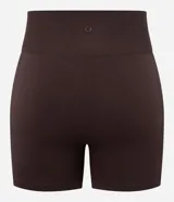 Bermuda deportiva tipo biker de tiro alto, confeccionada en poliamida seamless con textura acanalada en los laterales. Presenta un diseño ajustado al cuerpo, ideal para actividades físicas.