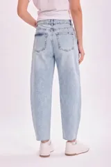 Pantalón de jean estilo barrel de tiro medio, color celeste lavado, con costuras estructuradas en las rodillas y corte holgado en las piernas.