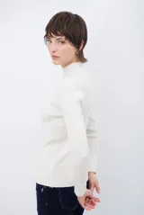 Polera de tejido morley con cuello alto, manga larga y ajuste al cuerpo.