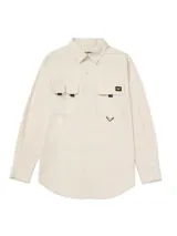 Camisa de manga larga Caterpillar estilo utilitario, color beige, con múltiples bolsillos con solapa en el pecho, detalles de tiras negras y logo de la marca bordado.