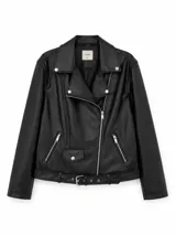 Campera estilo biker de cuero sintético negro, con cierre frontal cruzado, solapas con broches metálicos, bolsillos laterales con cierre, un bolsillo pequeño con solapa y cinturón ajustable en la cintura.