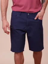 Bermuda de gabardina azul marino, con bolsillos laterales con cierre y bolsillos traseros ojal.
