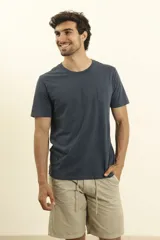 Remera celeste de algodón con bolsillo en el pecho y cuello redondo.