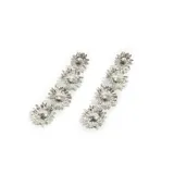 Par de caravanas colgantes plateadas con diseño de flores y cristales.