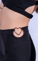Biker negro tiro alto con detalle de aberturas en forma de corazón en la cintura.