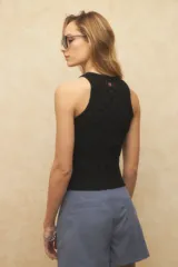 Top tramado color beige, sin mangas y ceñido al cuerpo.