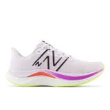 Championes de running New Balance FuelCell Propel v4, color lila con detalles en negro, naranja, fucsia y verde.