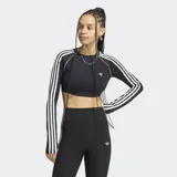 Remera corta Adidas de manga larga en color negro, con ajuste ceñido y cuello redondo. Cuenta con las icónicas tres franjas blancas en las mangas y el logo del trifolio bordado en el pecho.