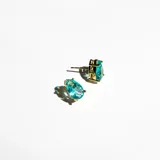 Par de aros con forma de lágrima, con cristal color aguamarina y engarce dorado.
