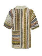 Sweater de crochet modelo Lenka, confeccionado con mezcla de algodón orgánico y lino. Presenta diseño de rayas verticales en la parte superior y horizontales en la inferior, con cuello camisero, mangas cortas y cierre frontal de botones.