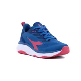Championes deportivos Diadora modelo Delta para mujer, color azul con detalles en rosado fucsia y suela blanca. Presentan un diseño de running con capellada de malla transpirable y logo de la marca en el lateral.
