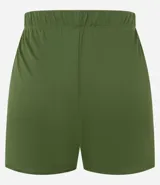 Short de playa tipo salida de baño, color blanco, confeccionado en crepé. Presenta cintura elástica con cordón de ajuste y punteras metálicas, con un diseño de bajo redondeado y corte holgado.