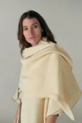 Chal unisex de lana fina sin teñir, realizado con retazos de telas diseñadas exclusivamente por Don Baez.