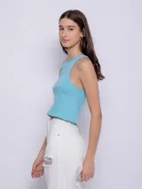 Top básico de punto acanalado color verde menta, sin mangas y con cuello redondo.