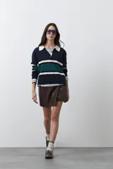 Short tipo skort de cuero sintético color marrón, con diseño envolvente y tiro medio.