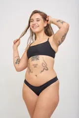 Conjunto de bikini negro, compuesto por un corpiño con breteles finos y una bombacha clásica.