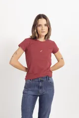 Remera básica de algodón con spandex, de calce cómodo y cuello redondo. Presenta un pequeño bordado minimalista en el centro del pecho.