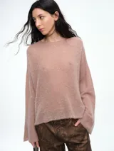 Sweater de punto negro con lentejuelas sutiles, de corte holgado, hombros caídos y mangas largas con terminación acampanada.