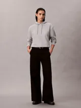 Buzo con capucha Calvin Klein Archive gris melange, confeccionado en mezcla de algodón y poliéster, con cordones de ajuste, puños y dobladillo de punto canalé, y sutil logo bordado en el pecho.