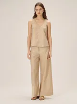 Pantalon de corte ancho y recto, confeccionado en mezcla de algodon y lino, con diseño de rayas finas en tonos beige.