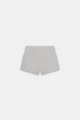 Shorts mini negros de tiro medio con cintura elástica ancha.