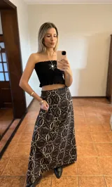 Falda larga de tiro alto con estampado abstracto en tonos marrones y negros.