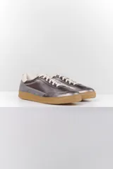 Zapatillas deportivas de cuero color blanco hueso con detalles bordados y suela color caramelo.