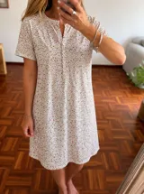 Camisón de algodón con estampado floral pequeño, cuello redondo con abertura frontal y cierre de botones, y mangas cortas.