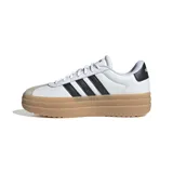 Championes Adidas modelo VL Court Bold, de diseño urbano con plataforma. Presentan un exterior sintético blanco con las icónicas tres tiras laterales en negro, detalle de refuerzo en la puntera y una llamativa mediasuela de plataforma en color caramelo.