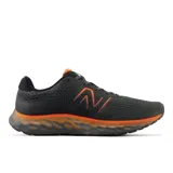 Championes de running New Balance modelo 520 V8, color negro con detalles en naranja vibrante en la entresuela y el logo lateral. Confeccionados en malla técnica transpirable sin costuras, cuentan con entresuela de espuma EVA ligera para mayor amortiguación y suela de caucho duradera.