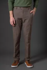 Pantalón cargo marrón con estampado a cuadros, de corte recto y bolsillos laterales.