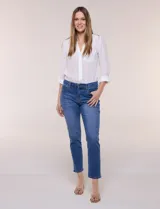 Jean slim skinny de tiro medio en denim azul con proceso de lavado, calce ajustado y largo al tobillo. Cuenta con pretina con presillas, bolsillos delanteros y traseros, y acceso frontal con botón y cierre.