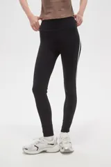 Calza deportiva de tiro alto, color rojo, confeccionada en poliamida con ajuste al cuerpo.