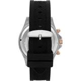 Reloj Maserati Sfida con caja de acero inoxidable plateada de 44mm de diámetro, esfera negra con detalles en dorado rosa, agujas y marcadores luminiscentes, tres sub-esferas de cronógrafo, cristal mineral y correa de silicona negra. Resistente al agua hasta 100 metros.