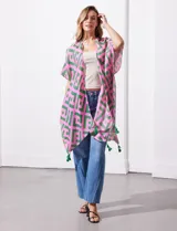 Kimono ligero de poliéster con estampado geométrico en tonos rosa y verde, mangas cortas y terminación con borlas verdes en el ruedo.