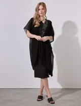 Kimono blanco de gasa con apliques de brillos, marca Jessica Mc Clintock.