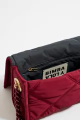 Bolso bandolera pequeño de tejido técnico acolchado color borgoña, con cierre de solapa, doble asa (una de tejido y otra de cadena) y logo LB metálico en el frente.