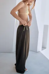 Pantalón de tiro medio con cintura elástica y pierna ancha, confeccionado en mezcla de lyocell.