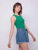Short de jean celeste claro, tiro alto, con terminación desflecada en el ruedo y lazo de tela para atar en la cintura.