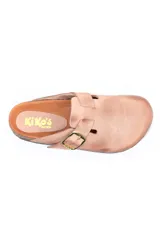 Zueco de cuero color beige con diseño de punta cerrada, ajuste mediante hebilla metálica dorada en el empeine y suela de corcho con base de goma.