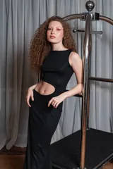 Vestido largo negro de red con corte en la cintura y cuello redondo.