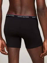 Pack de tres bóxer briefs negros de Tommy Hilfiger, confeccionados en mezcla de algodón y elastano. Presentan cintura elástica con el logo de la marca en blanco, rojo y azul.